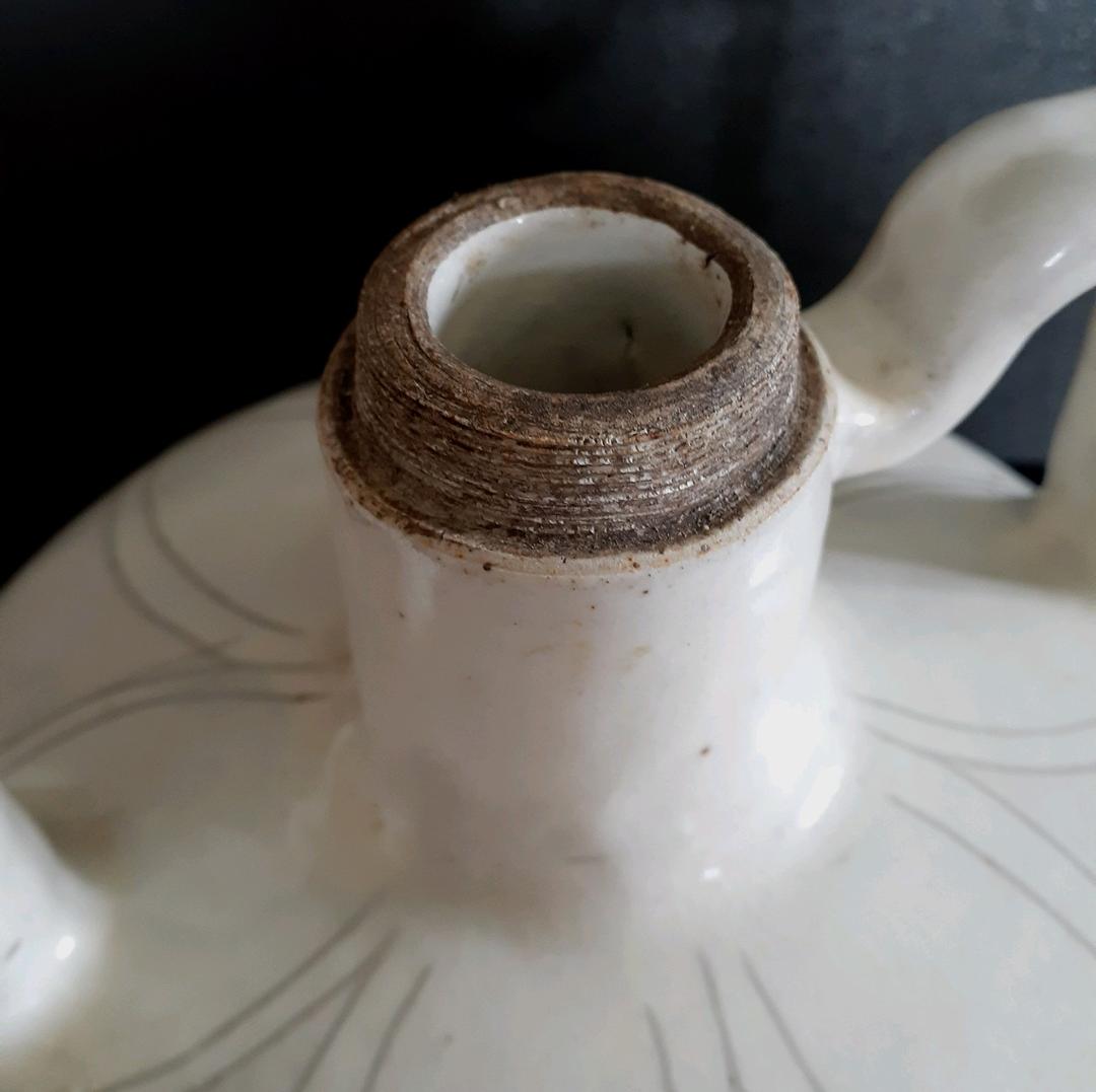 中国古美術　中国古陶磁器　古玩　磁州窯　白釉刻花　掻落し技法　唐草文様　水注