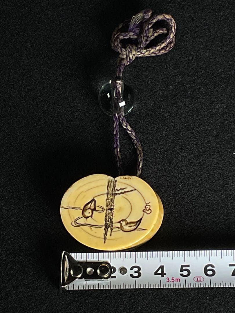 根付　提げ物　水鳥の図　トンボ玉緒締　饅頭根付