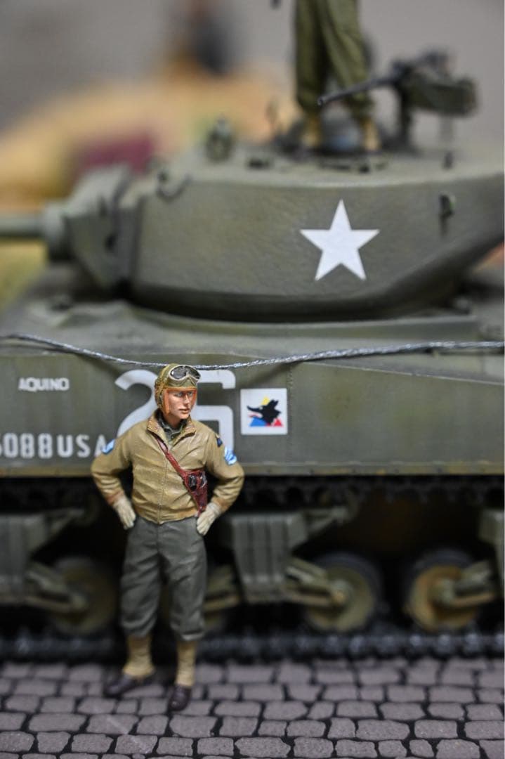 1/35 M4A3E2戦車＋フィギュア2体　セット