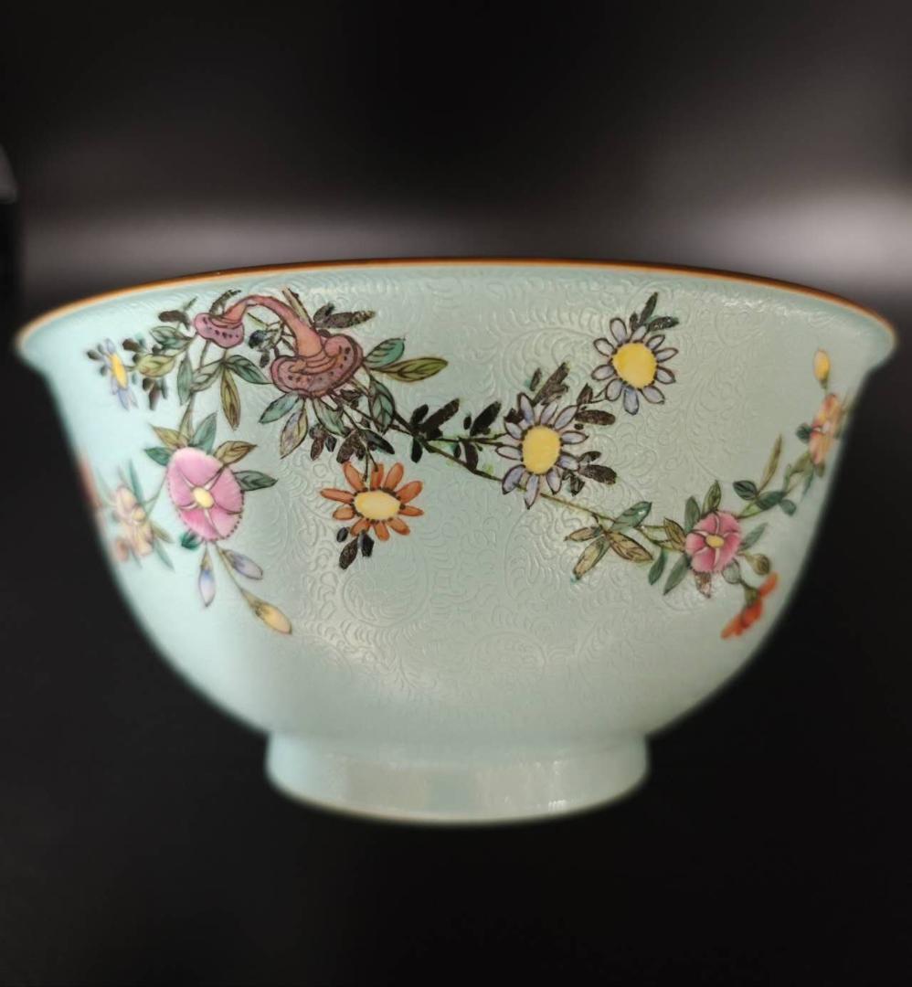 大清乾隆年製　天藍釉暗刻四季花紋霊芝吉祥紋碗(E-13)