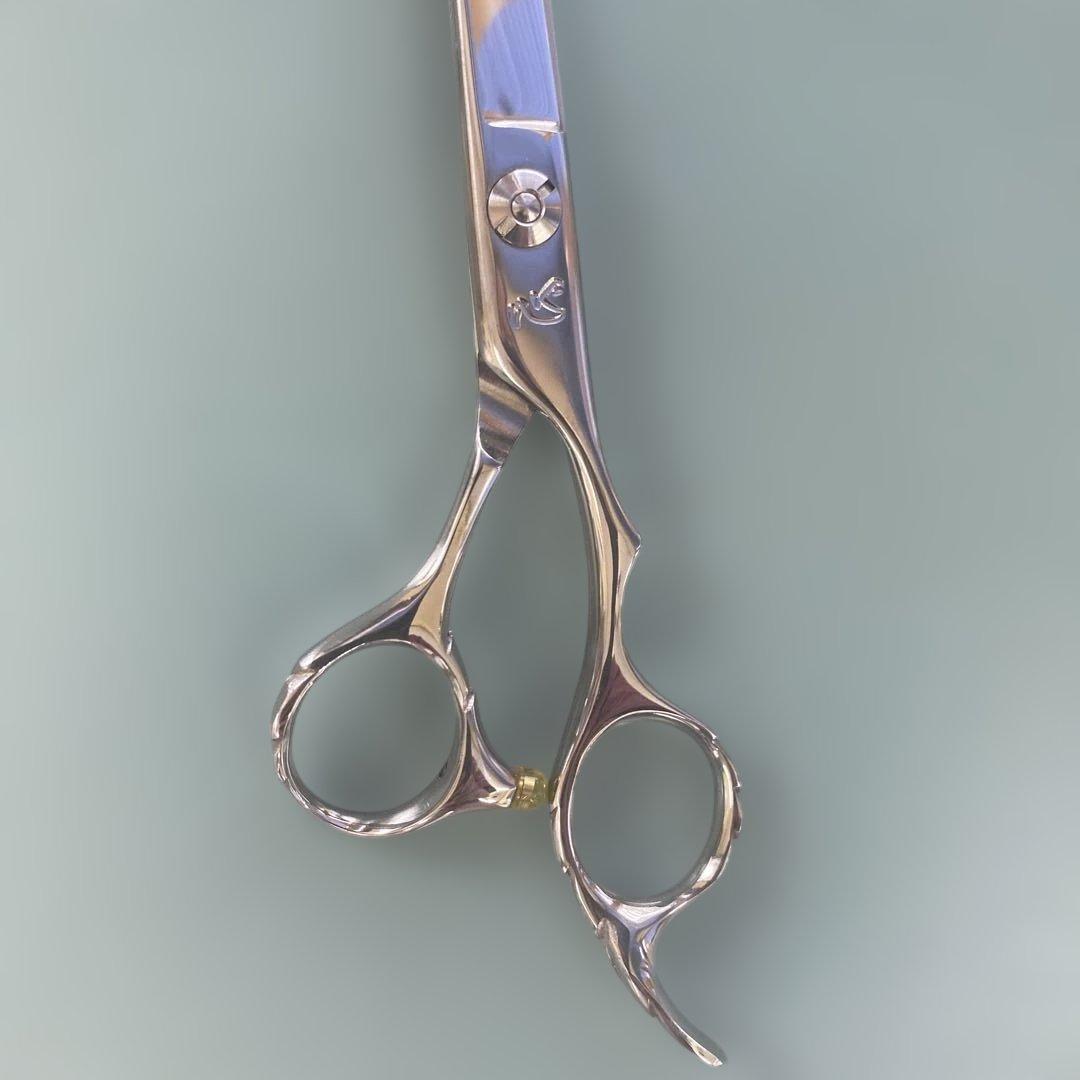 長さを感じさせない軽快さ一日中、疲れを忘れるオフセット設計 6,5インチシザー