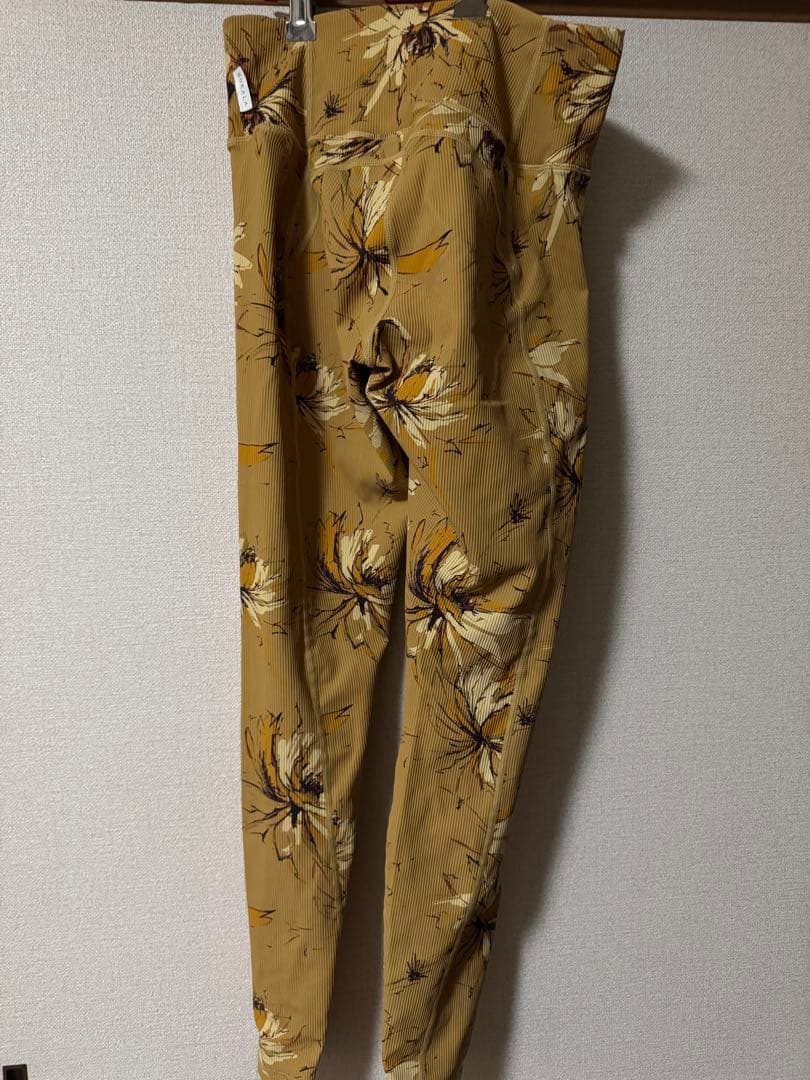 ぷ*ー様 リブ Big フラワープリントタンクトップ　レギンス ゴールドLL