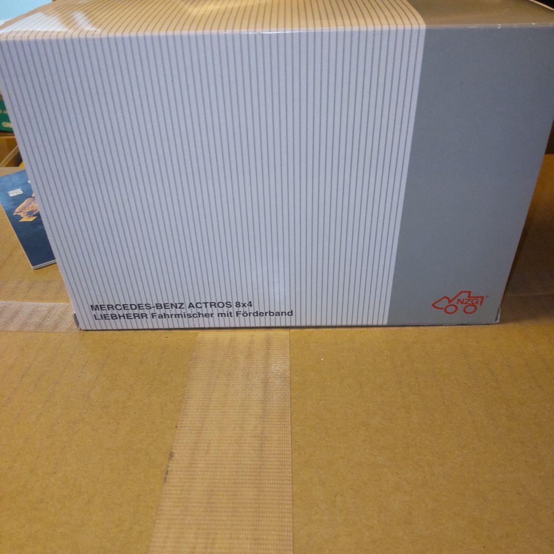 NZG メルセデスベンツアクトロス8x4 Liebherrミキサー車