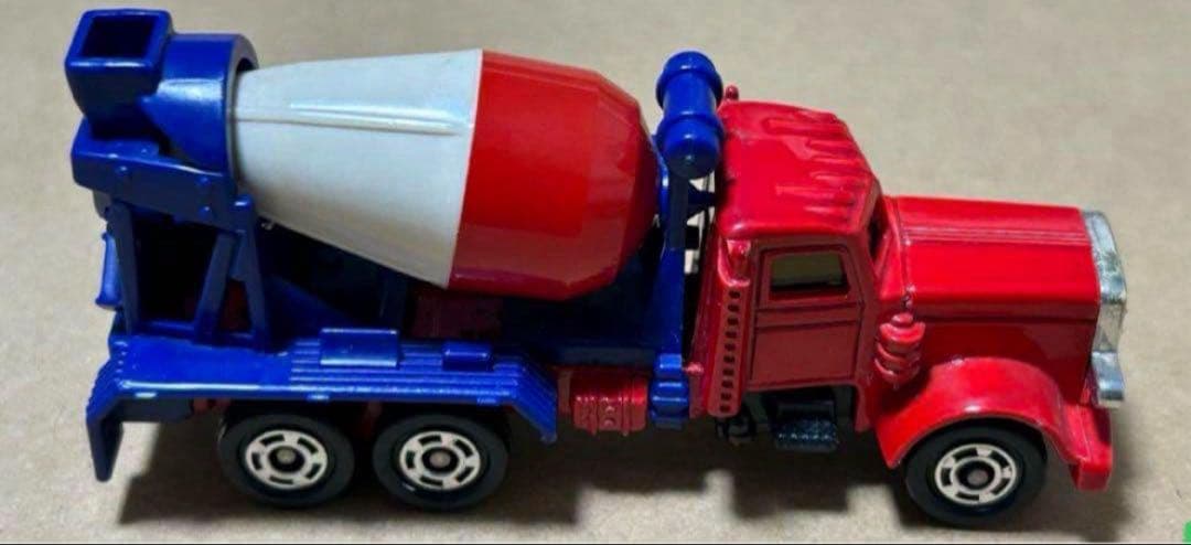 トミカ アメリカン ミキサー車