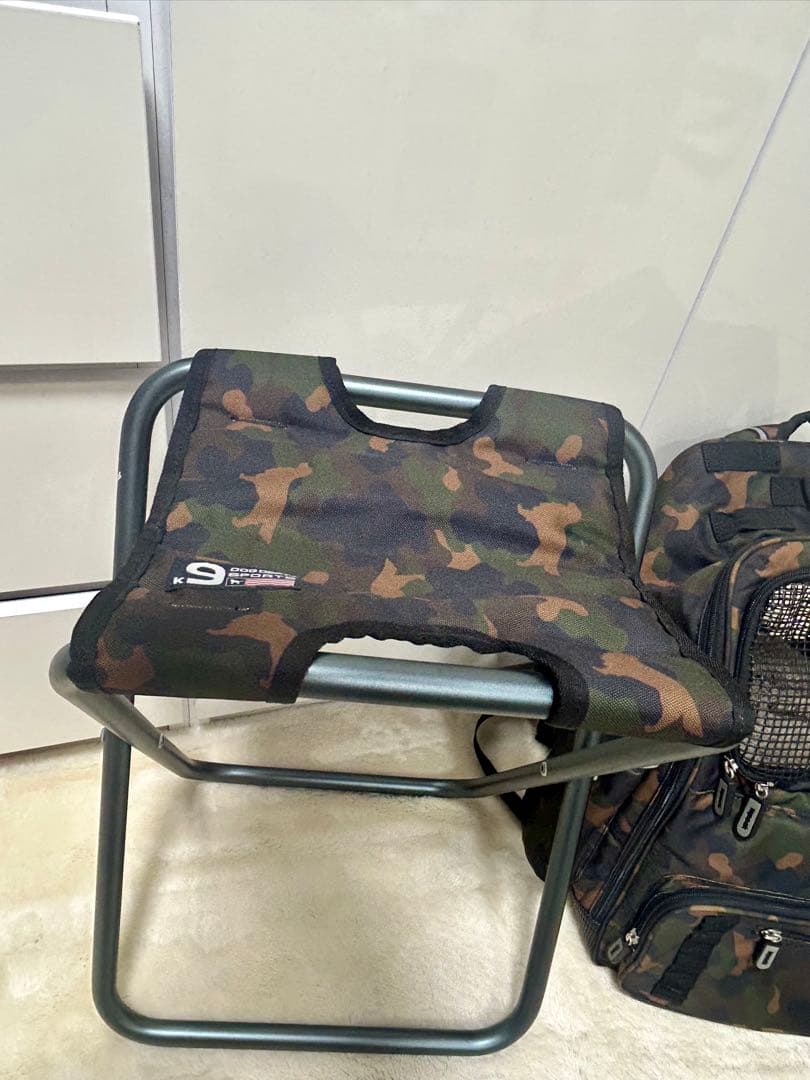 DOG DEPTキャリーバッグリュック　迷彩 カモフラ犬柄　　椅子付き分離可能。