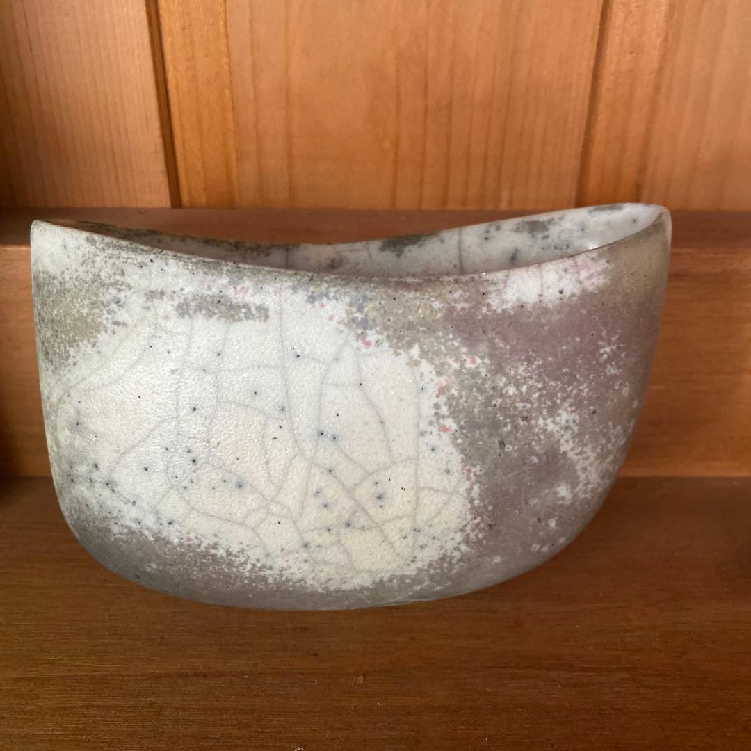 打田　翠　壁掛花器陶器オブジェ 曲線形状 白灰色