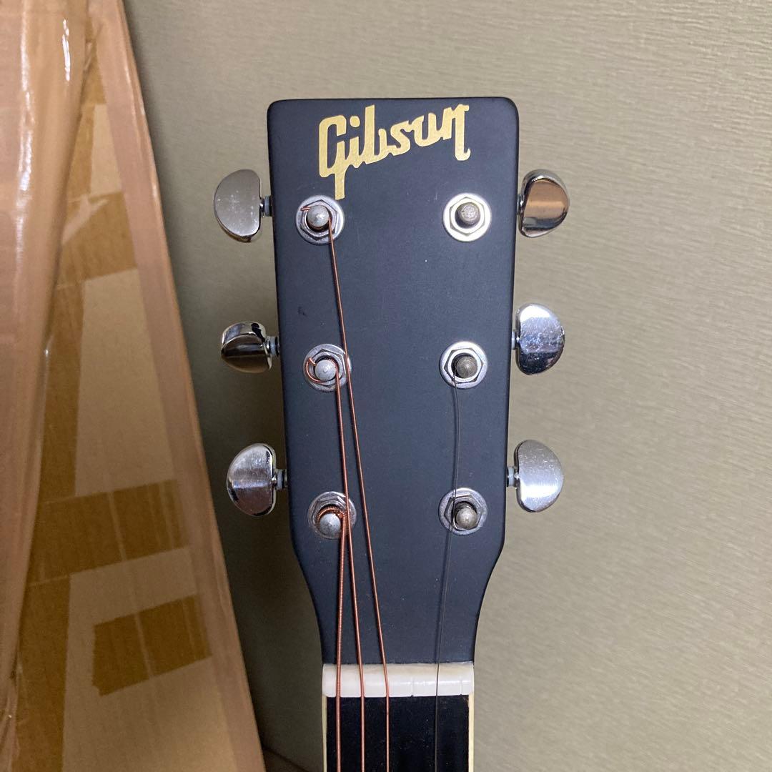 エレアコギター　ギブソンレプリカ　アンプからも音出せます。