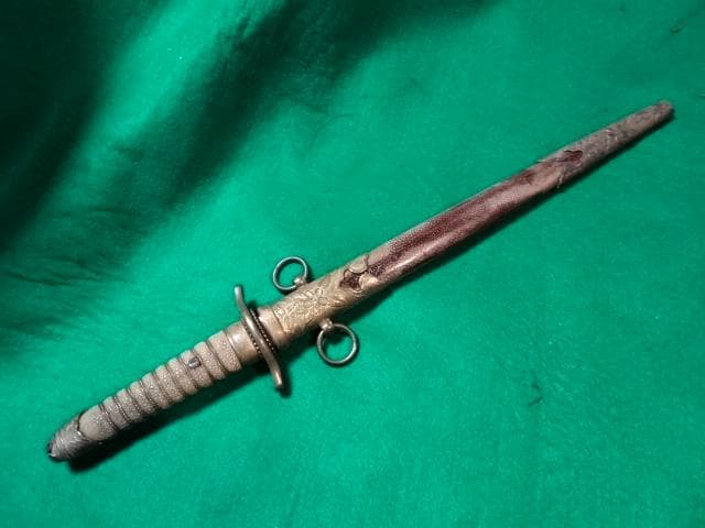 海軍の短剣の拵え中には当時の模造刀鞘は鮫の研ぎ出しです。