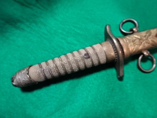 海軍の短剣の拵え中には当時の模造刀鞘は鮫の研ぎ出しです。