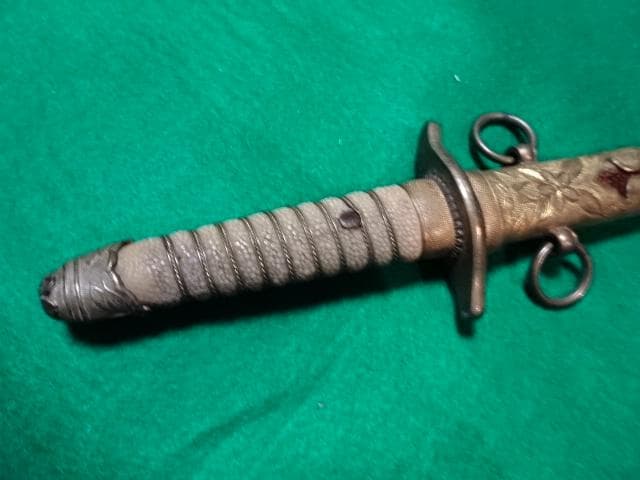 海軍の短剣の拵え中には当時の模造刀鞘は鮫の研ぎ出しです。