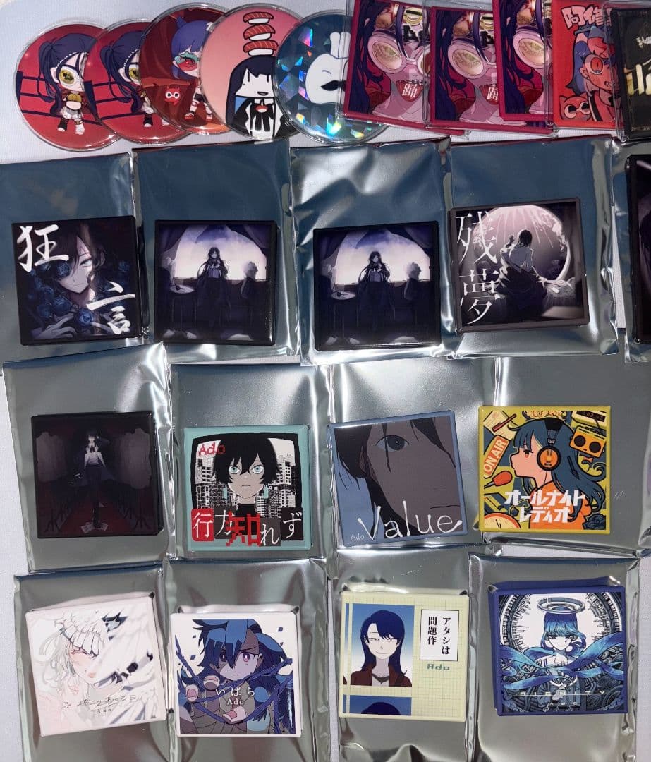 Ado モナリザの横顔　喜劇　こう見るとアタシも大きくなったもんねぇ缶バッジ