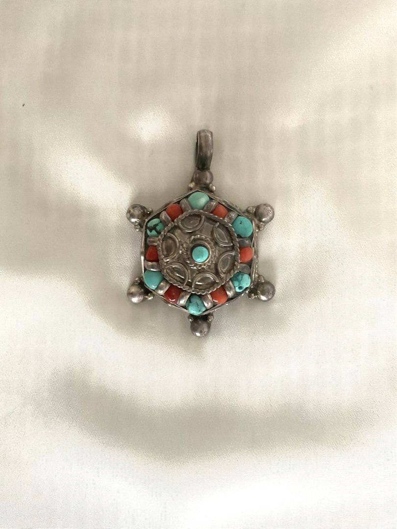 希少！チベット銀細工「トルコ石と山珊瑚」ペンダント・ヘッド/御守②