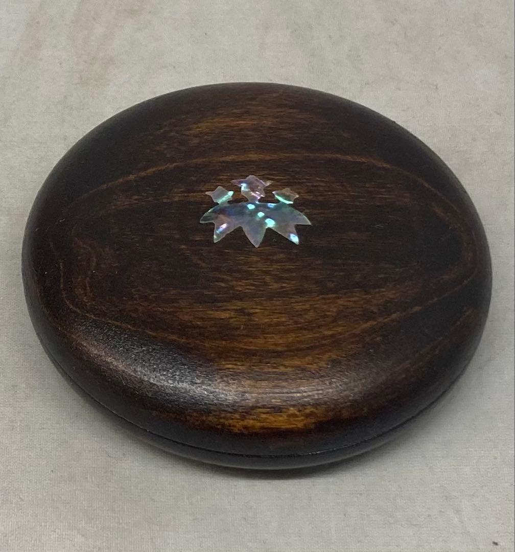 B528b 香合　夏目有彦作　共箱　笹竜胆図　木地漆塗　青貝　茶道具