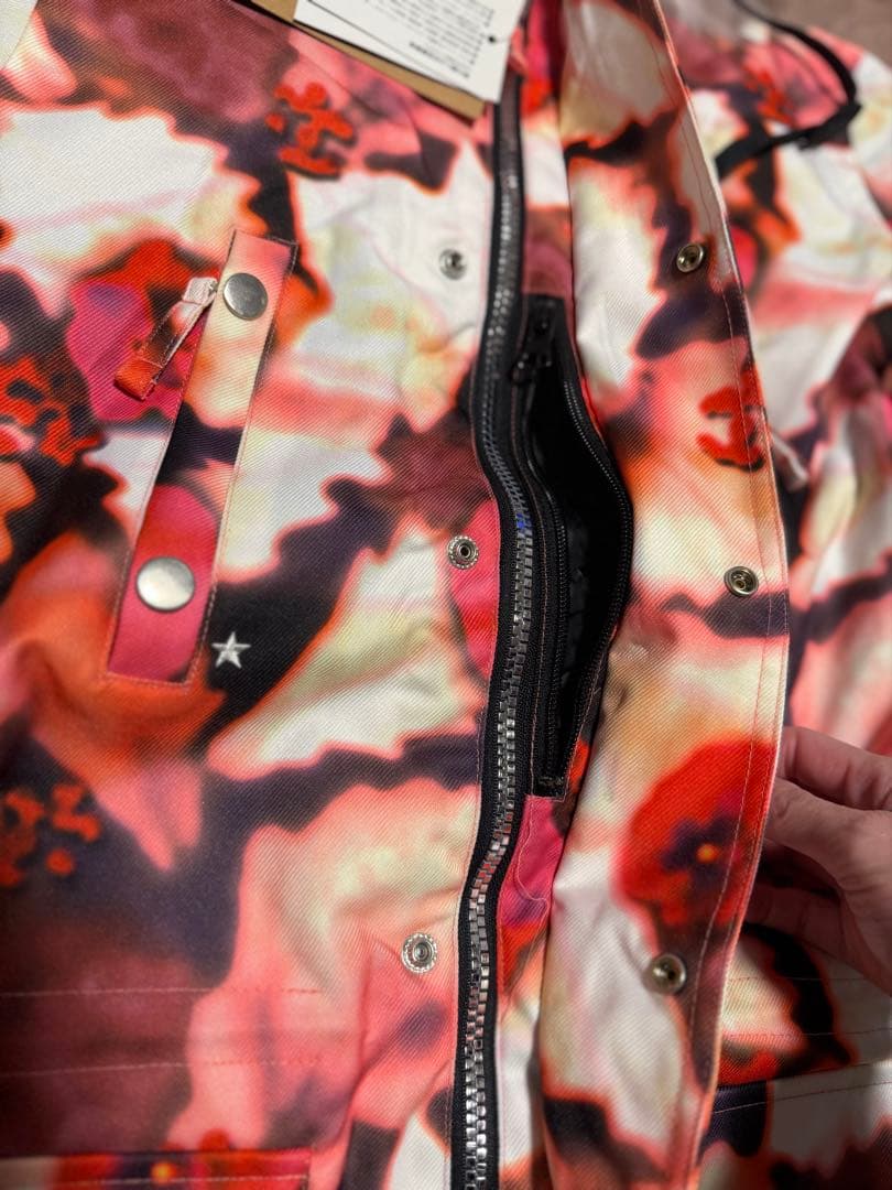 3万円　新品　フラワーパターン スノーボードウェア Mサイズ