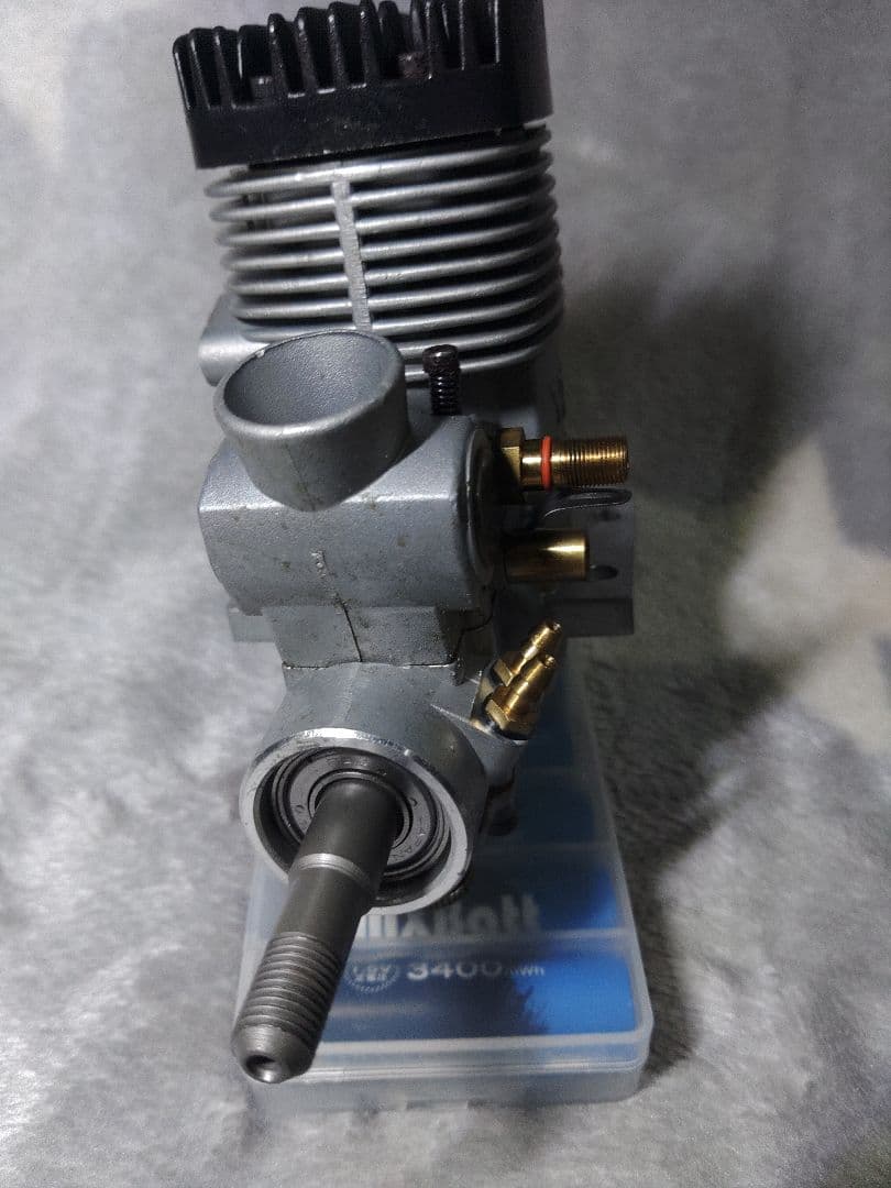 YS 61ロングラジコンヘリ　エンジン