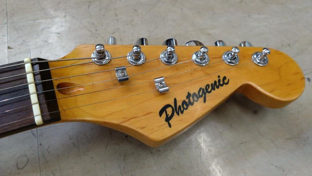 フォトジェニック　ストラトキャスター　初期ロゴ　　弾きやすい