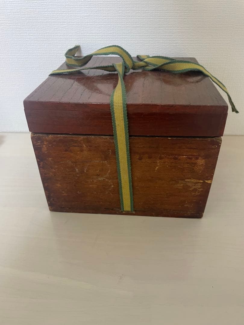 緑色 陶器製茶碗 彫刻模様