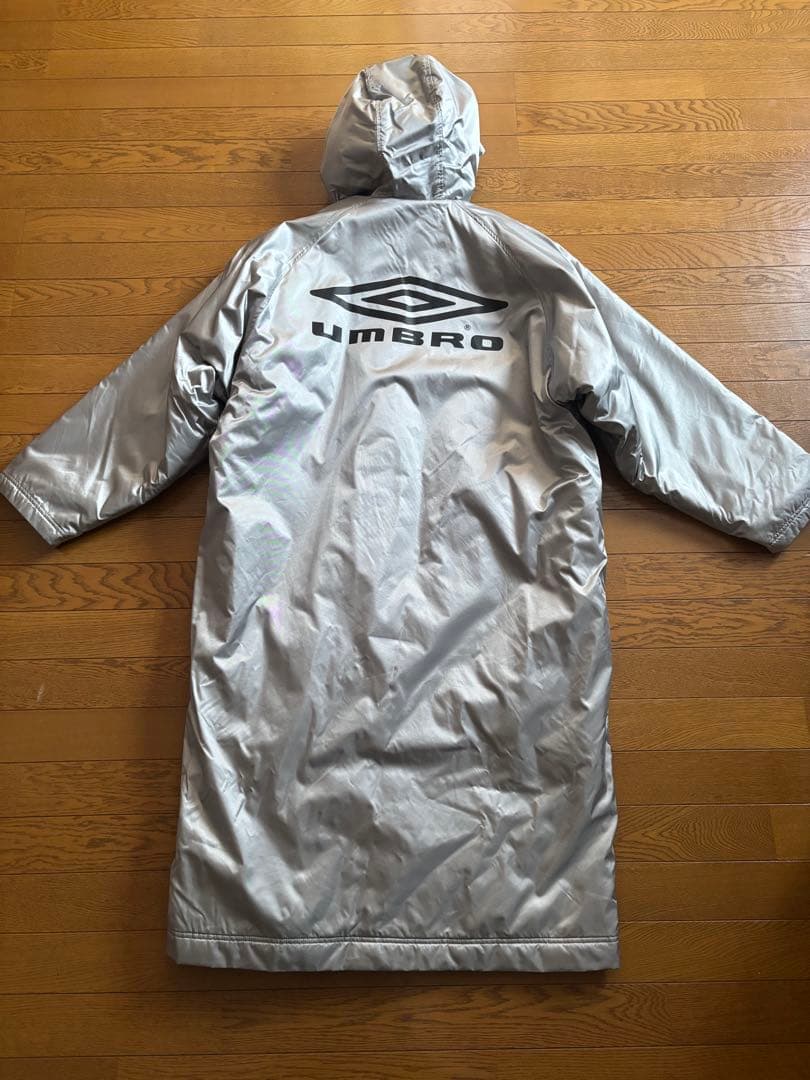 北海高校サッカー部　UMBRO 薄グレー　シルバー ベンチコート O-XO