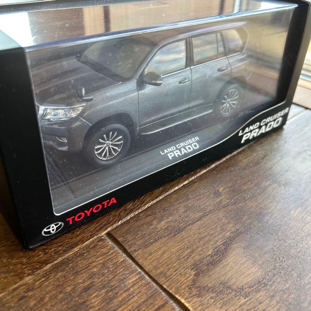 ランドクルーザー　￼プラド　ミニカー　30分の1スケール　ダイキャスト製