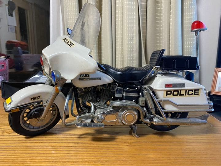 ハーレイダビットソン　ポリス　白バイ　バイク