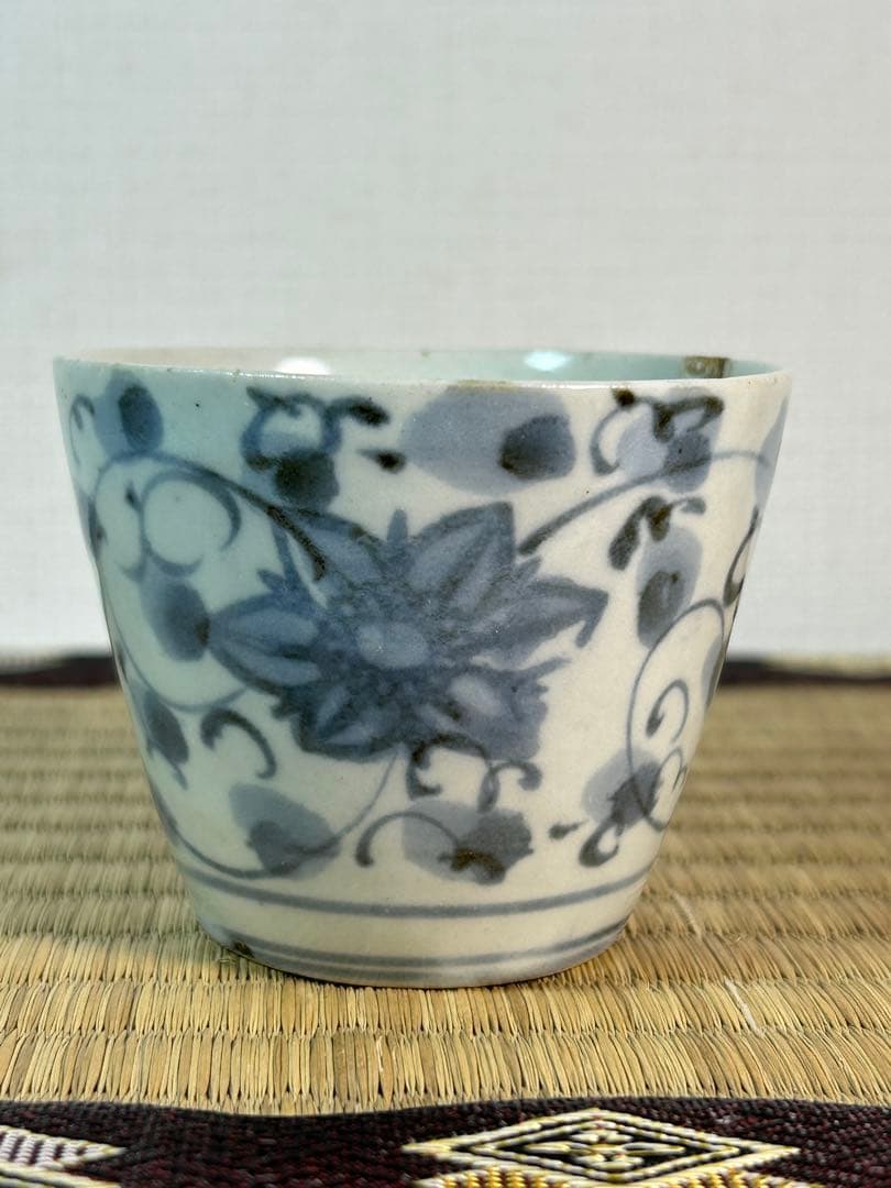 古伊万里蕎麦猪口・初期手 染付唐草　一部こんにゃく版 口縁部に金繕いあり