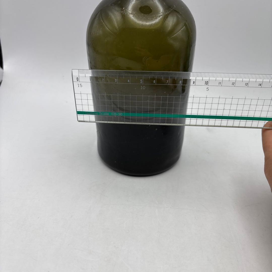 アンティークボトル　暗緑色のワイン瓶　ガラス瓶