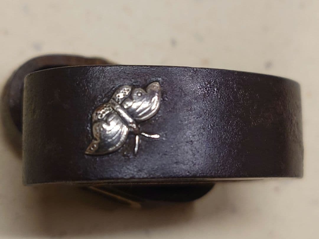 縁頭、鉄地に蝶に芍薬図