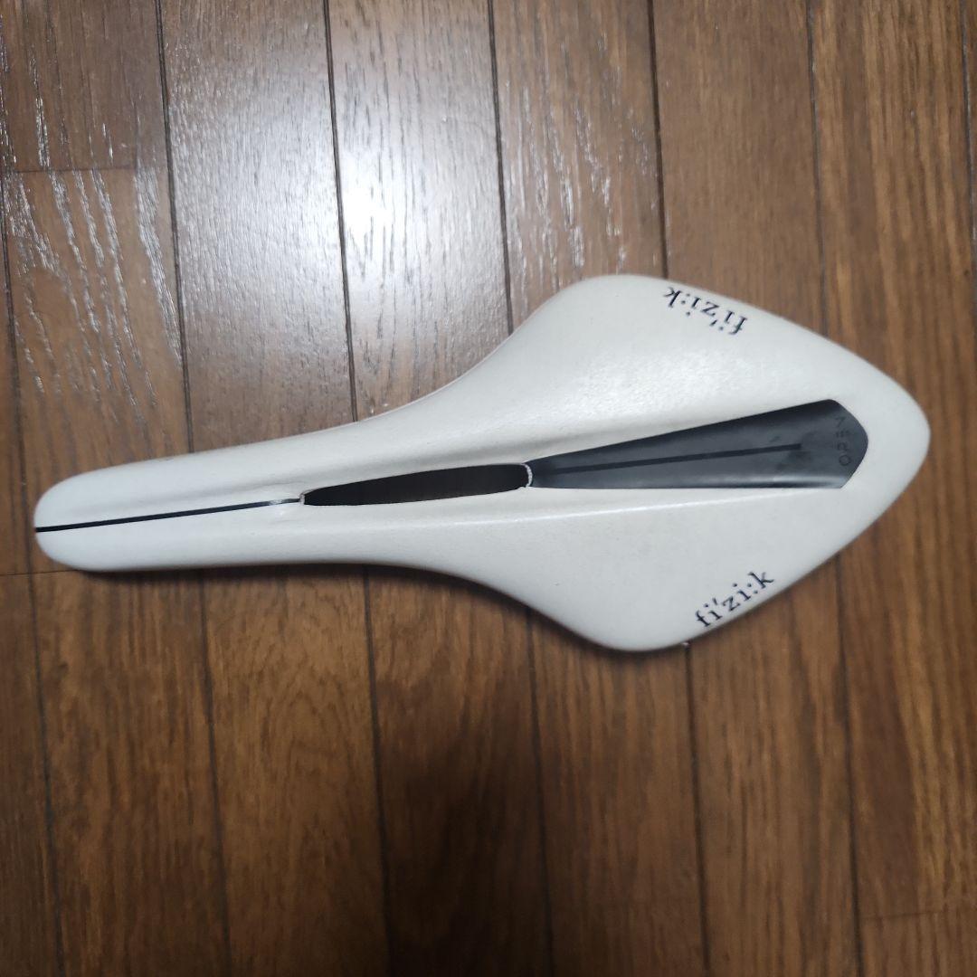 フィジーク アリオネ R3 OPEN kiumレール forスネーク サドル