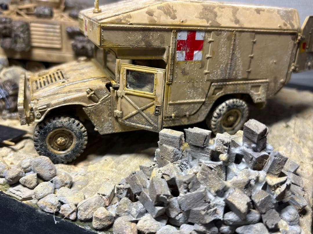 戦車　ジオラマ　1/35 デザートワゴン　軍用車両ambulanceと兵士