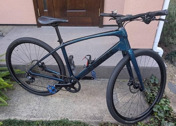 クロスバイク ダークブルー 700C　（TREK FX 4 Carbon）