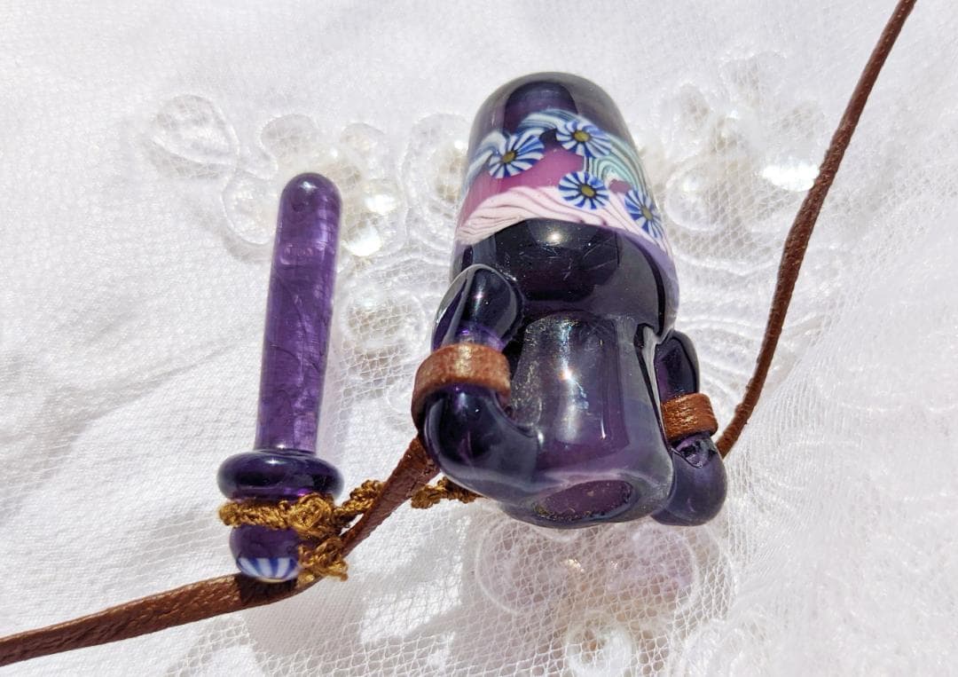 吉田正子トンボ玉（貳拾捌）　「瓶型」皮ひもネックレス　ガラス玉に込めた日本画