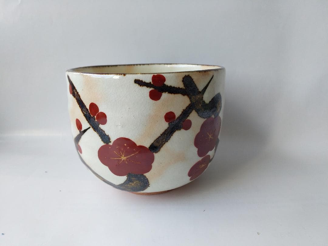 一三窯 北風一三 紅梅茶碗 共箱 栞 茶道具 抹茶碗 新品 未使用 です。