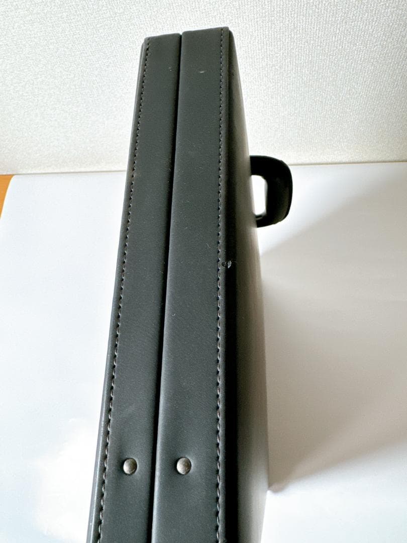 レザーアタッシュケース　丸井で購入・縁と取っ手に傷があります