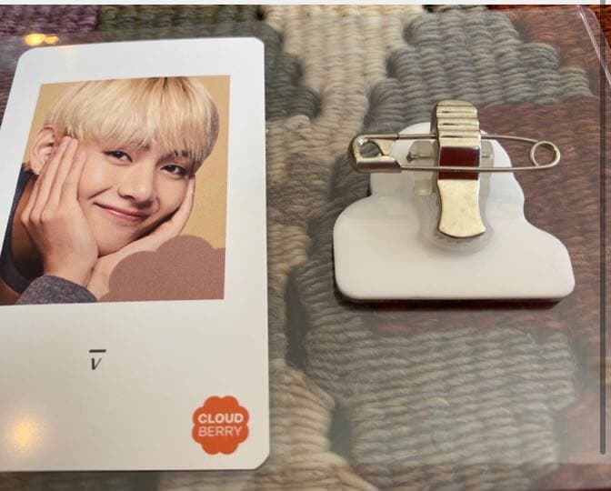 BTS 公式　クラウドベリー CLOUDBERRY トレカ バッジ　テヒョン