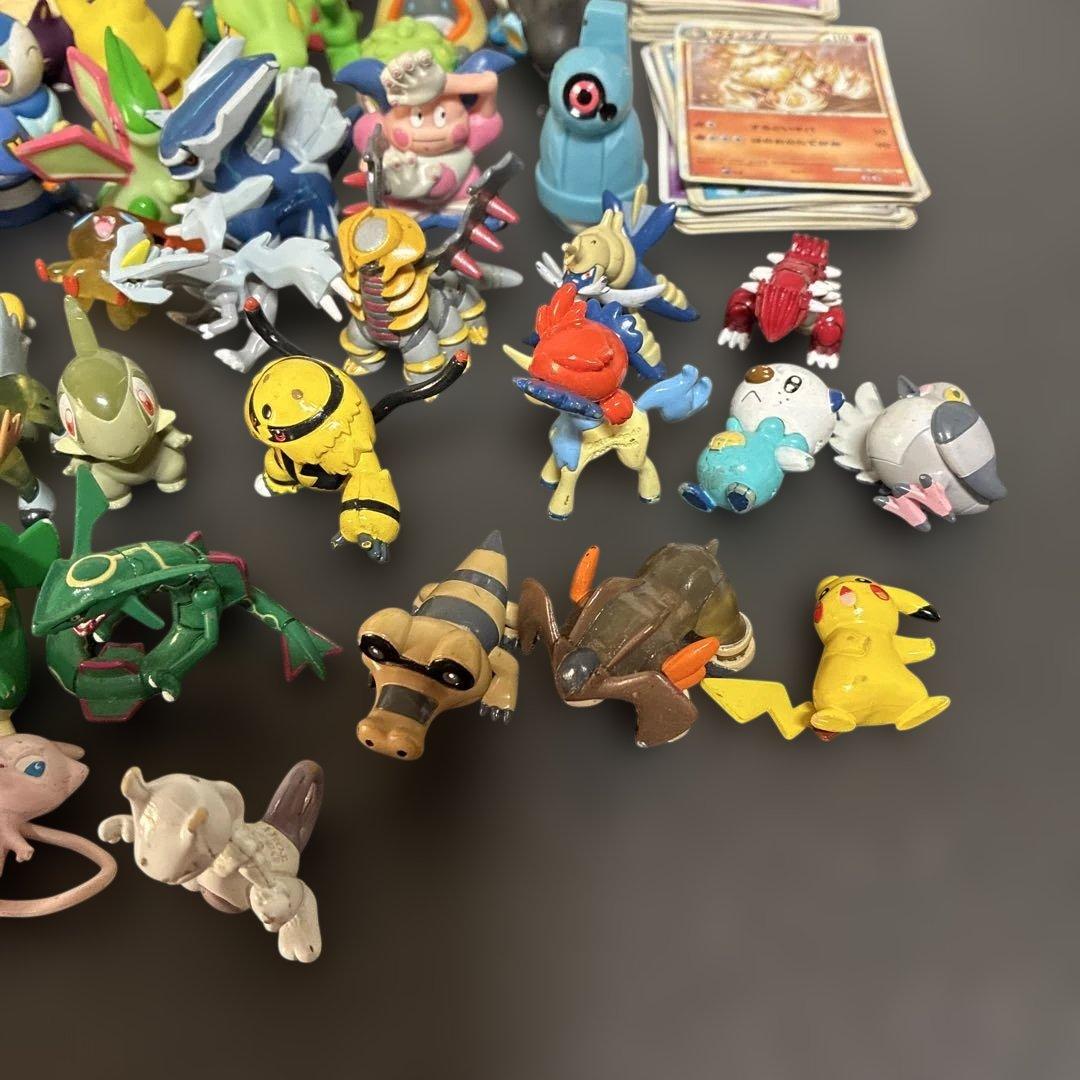 ポケモン フィギュア 約100体と、古いポケモンカード