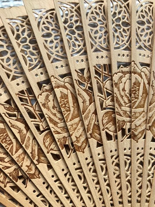 白檀の香，高級扇子彫刻