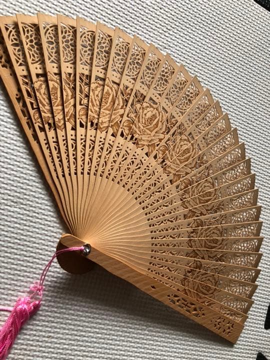 白檀の香，高級扇子彫刻