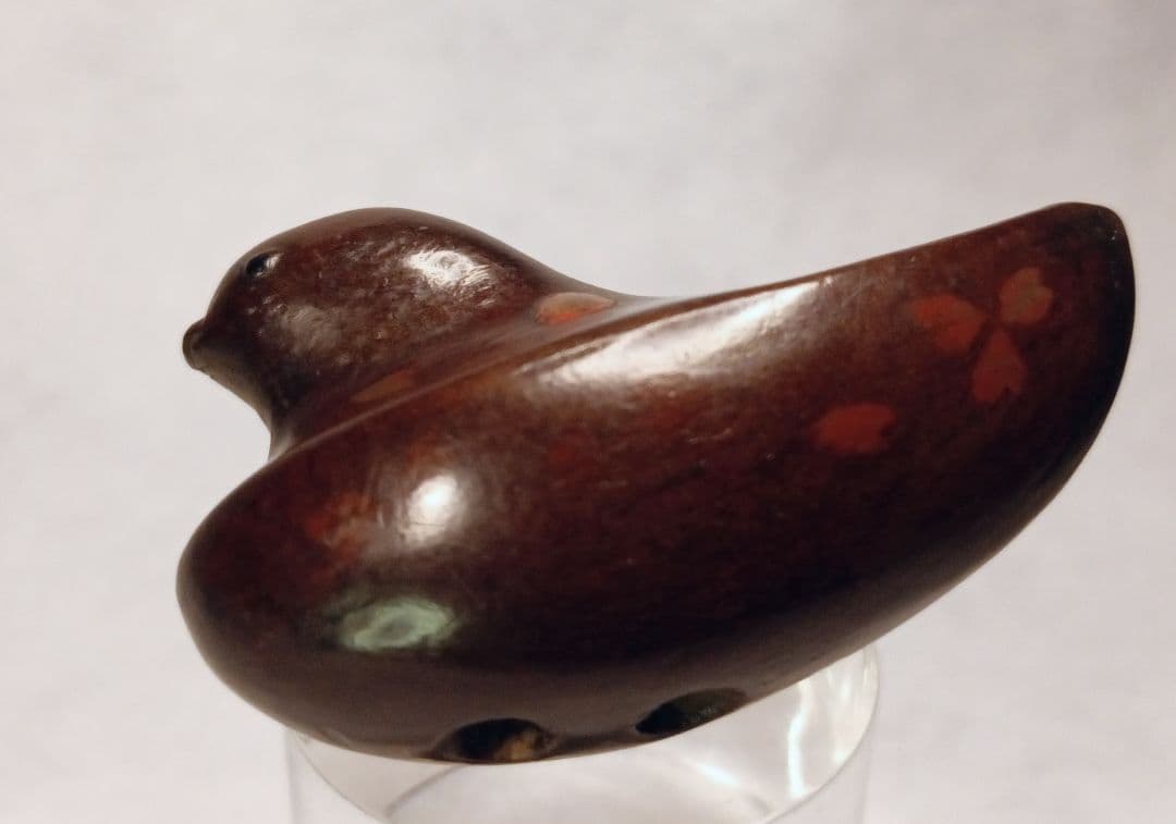 柘植彫 象嵌 根付「花筏 図 水鳥 と 桜の花びら 」 無銘だが名品