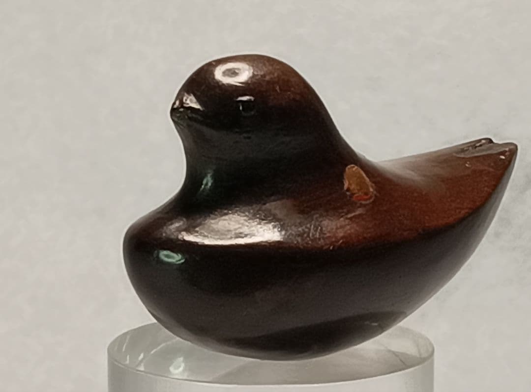 柘植彫 象嵌 根付「花筏 図 水鳥 と 桜の花びら 」 無銘だが名品