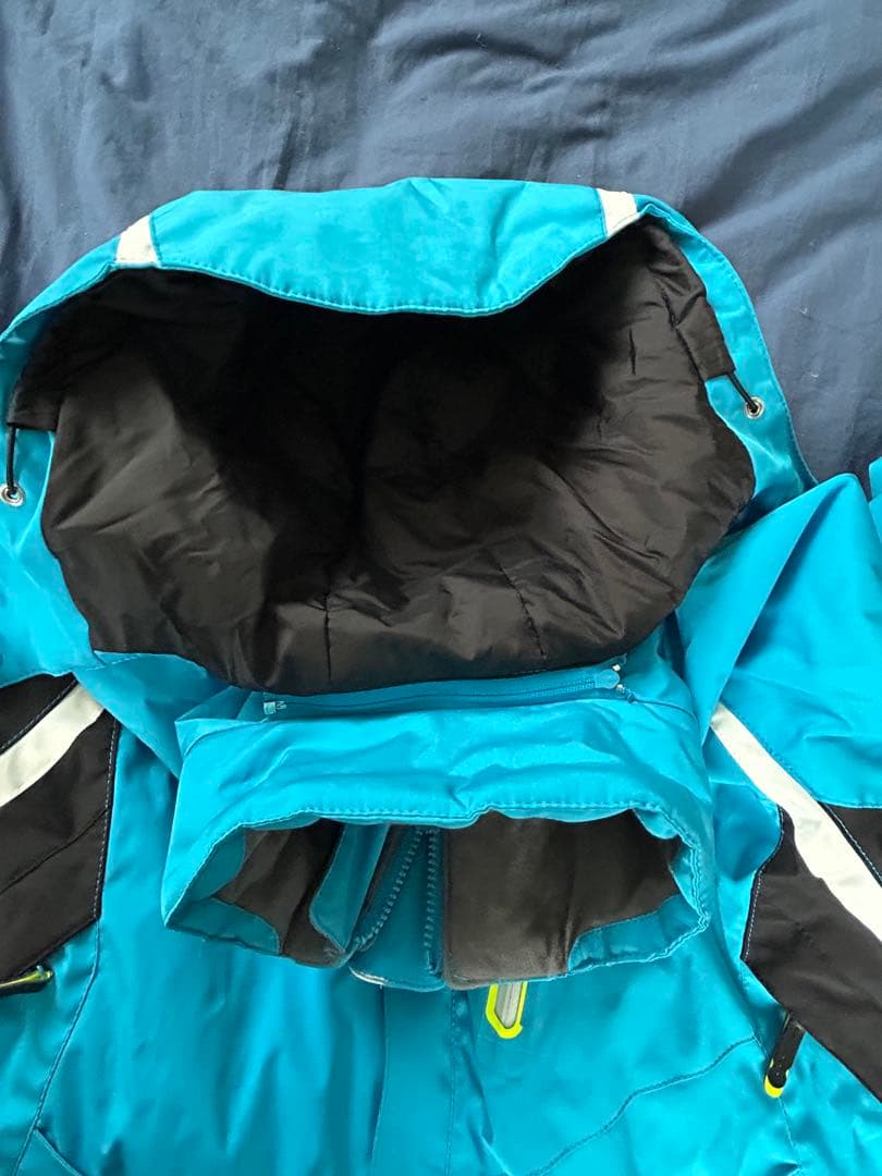 青のフード付きスキーウェア