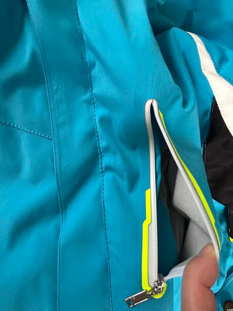 青のフード付きスキーウェア