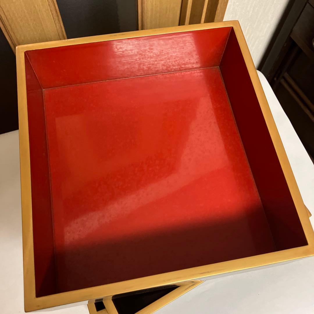 金縁黒内朱塗りのハ寸五段重箱と蓋二枚／金縁黒内朱塗りの重臺（じゅうだい）一個