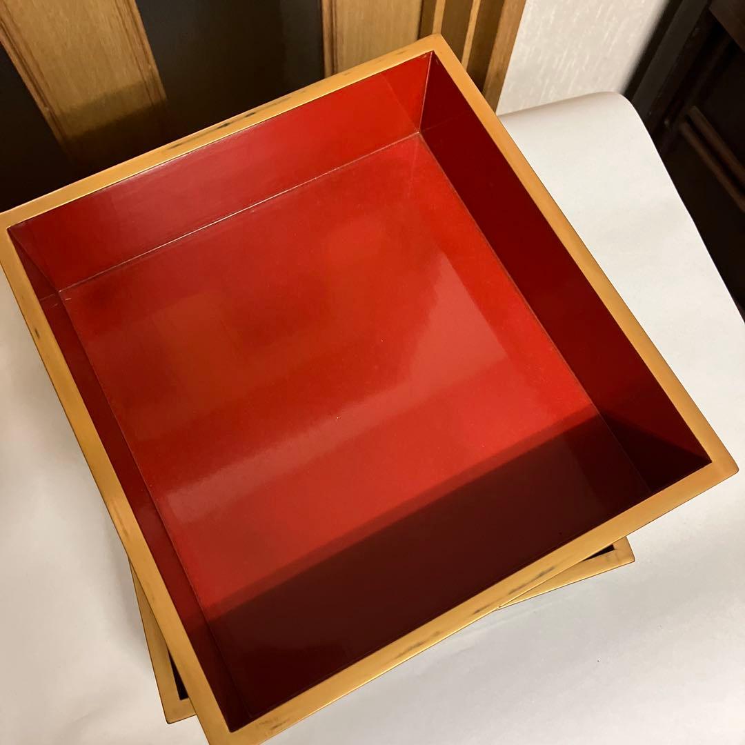 金縁黒内朱塗りのハ寸五段重箱と蓋二枚／金縁黒内朱塗りの重臺（じゅうだい）一個