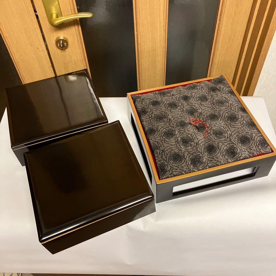 金縁黒内朱塗りのハ寸五段重箱と蓋二枚／金縁黒内朱塗りの重臺（じゅうだい）一個