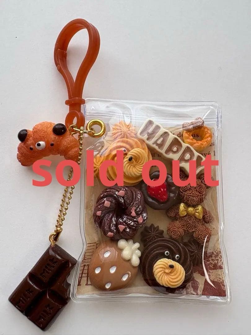 ガチャ詰めポーチ風♡キャンディバック入りキーホルダー、茶色くまさん