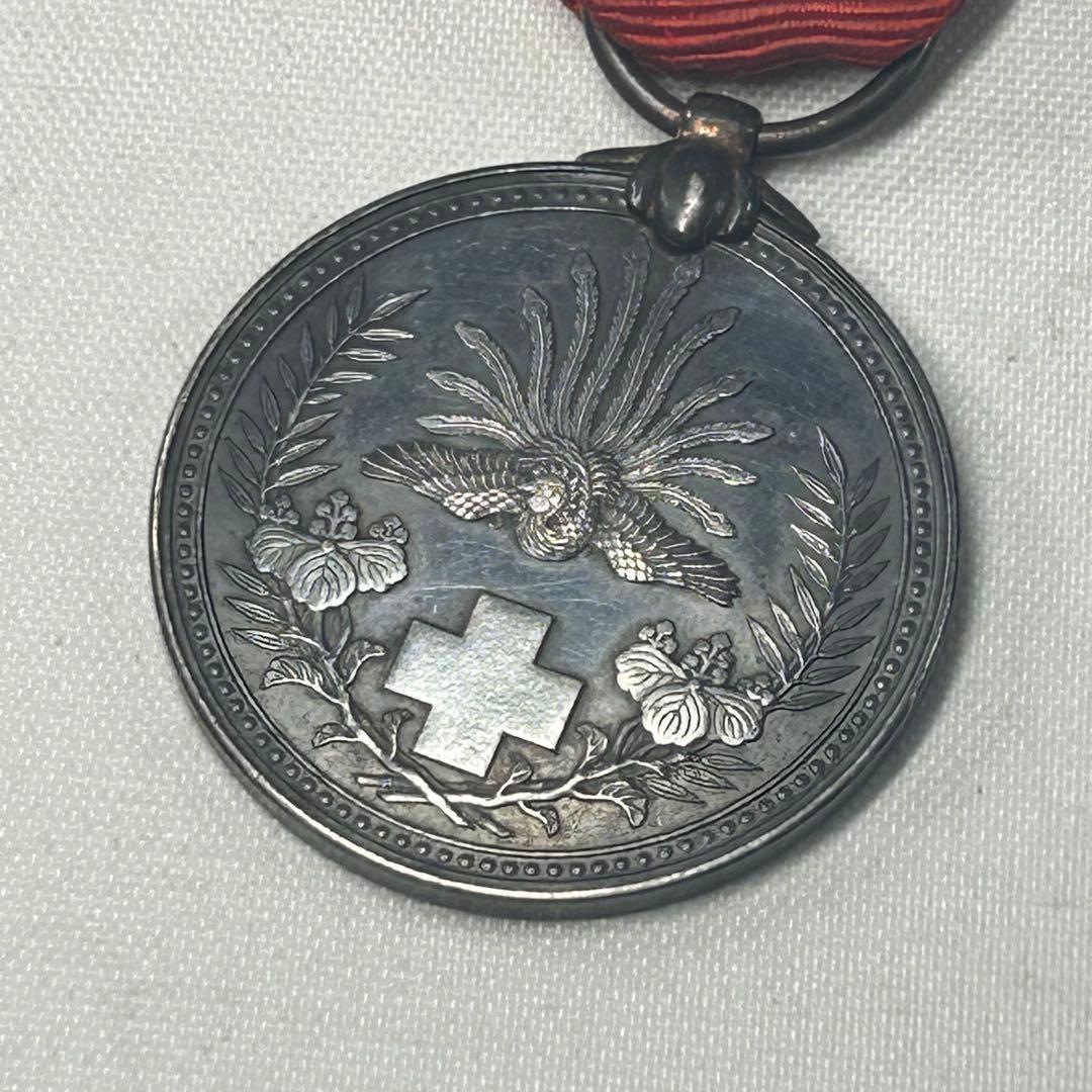 日本赤十字社 金色特別社員章メダル4枚　勲8等白色桐葉章　帝国在郷軍人会バッチ