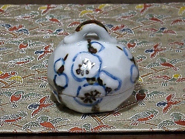 鎌倉　乾山焼　尾形奈美（乾女）作　槍梅　香合　共箱　無傷　保証。