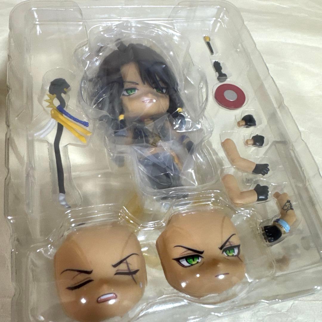 新品未使用 ねんどろいど ツイステ レオナ 特典缶バッジ付き