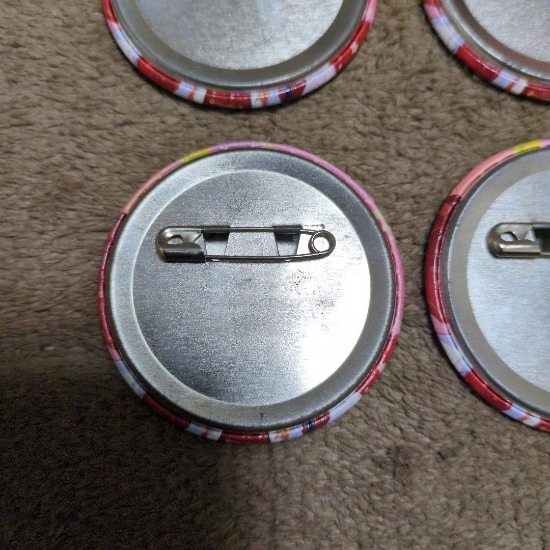 すとぷり莉犬旗持ち缶バッジ