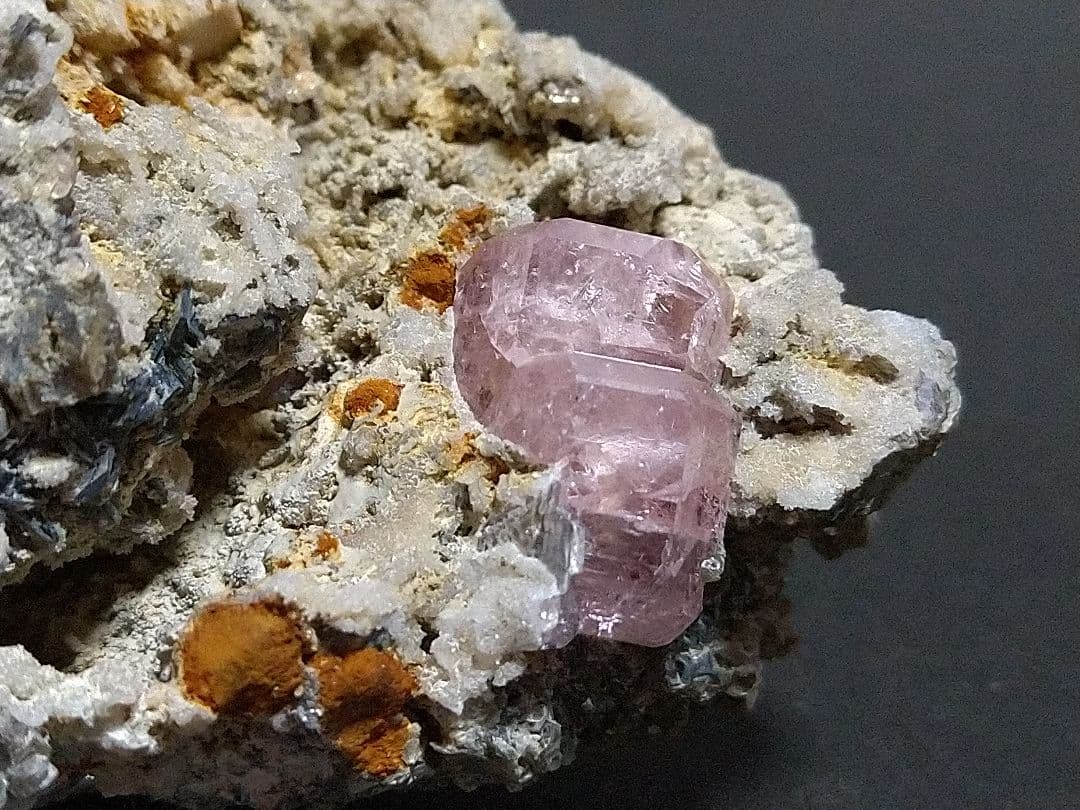 鉱物標本 ピンクアパタイト 燐灰石 パキスタン産 母岩付き 原石 大型標本